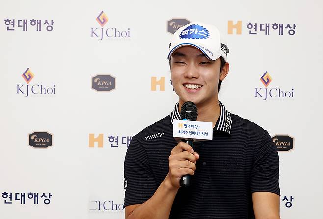 송민혁이 1일 경기 여주 페럼클럽에서 열린 한국프로골프(KPGA) 투어 현대해상 최경주 인비테이셔널 1라운드를 마친 뒤 인터뷰하고 있다. KPGA 제공