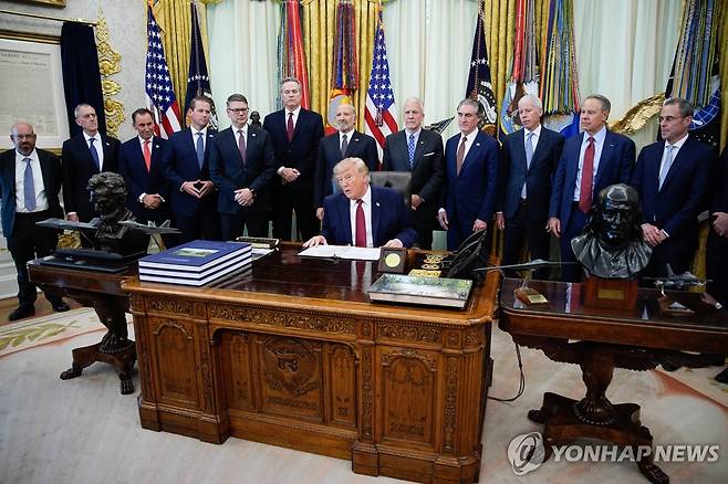 30일(현지시간) 백악관 집무실에서 한국의 대미투자 발표하는 트럼프 대통령 [EPA=연합뉴스. 재판매 및 DB 금지]