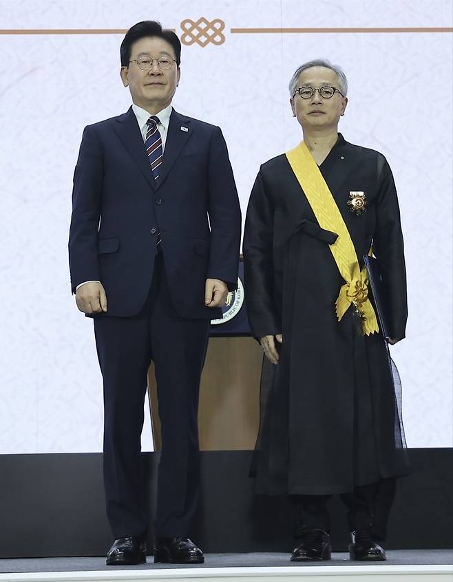 이재명 대통령과 무궁화장 받은 하경서 회장 세계한인의날 기념식에서 무궁화장을 받은 하경서 엘살바도르 카이스그룹 회장(우측)과 이재명 대통령. [연합뉴스 자료사진]