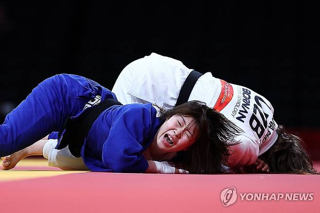 허미미, 여자 -57kg급 준결승 (나고야=연합뉴스) 윤동진 기자 = 1일 일본 나고야 아이치 인터내셔널 아레나에서 열린 2026 아이치·나고야 아시안게임 유도 여자 -57kg급 4강. 한국 허미미가 우즈베키스탄 슈쿠르존 아미노바에게 반칙을 당하고 있다. 2026.10.1 mon@yna.co.kr
