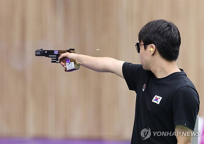 이건혁, '집중' (도요타[일본]=연합뉴스) 임화영 기자 = 1일 일본 아이치현 종합사격장에서 열린 2026 아이치·나고야 아시안게임 사격 남자 25ｍ 속사권총 개인전 결선. 한국 이건혁이 과녁을 조준하고 있다. 2026.10.1 hwayoung7@yna.co.kr