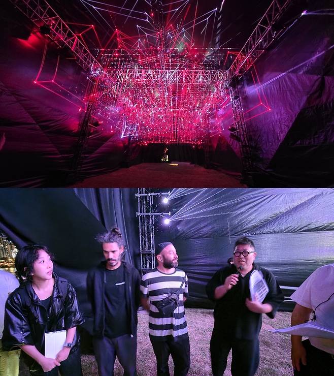 ▲1일 저녁 서울 노들섬에서 사전 공개된 이탈리아 아티스트 듀오 콰이어트 앙상블의 '창공'(위). 철제 와이어와 레이저, 천문 데이터를 활용한 소리로 우주를 표현했다. 아래는 프레스투어에서 작품 설명에 참여한 작가들. 사진=장혜원 기자