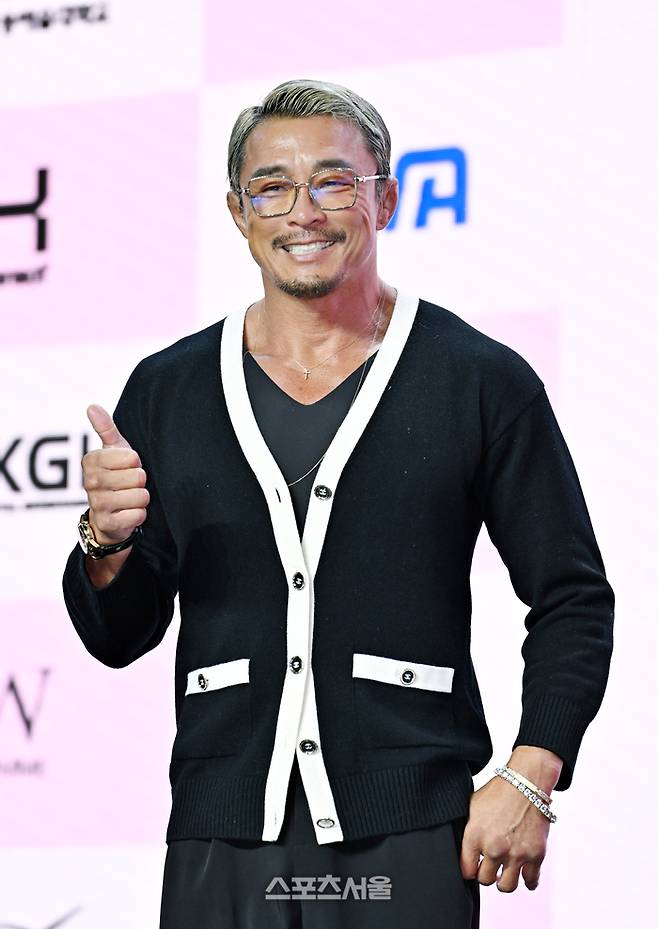 방송인 추성훈이 29일 서울 마포구 큐브컨벤션센터에서 진행된 ENA ‘더 스카웃’ 제작발표회에서 취재진을 향해 포즈를 취하고 있다.  ‘더 스카웃’은 가요계 최고 전문가들이 ‘아직 자신의 재능을 제대로 펼치지 못한 원석’을 직접 발굴하고, 그들에게 새로운 방향성과 가능성을 제시하는 성장형 음악 프로젝트로 이승철, 김재중, 웬디, 영케이, 추성훈이 ‘마스터’를 맡았다. 2026. 4. 29.  박진업 기자 upandup@sportsseoul.com