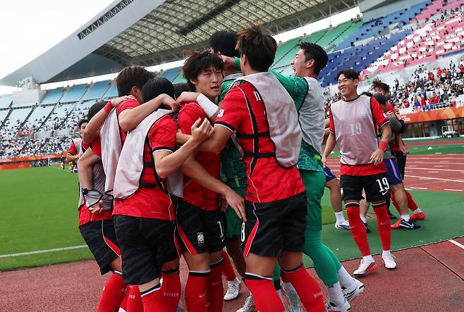 동료들에게 둘러싸인 배준호      (오사카=연합뉴스) 김성민 기자 = 30일 일본 오사카 나가이 스타디움에서 열린 2026 아이치·나고야 아시안게임 남자 축구 준결승 대한민국과 중국의 경기. 후반전 역전골을 넣은 한국 배준호가 동료들의 격려를 받고 있다. 2026.9.30