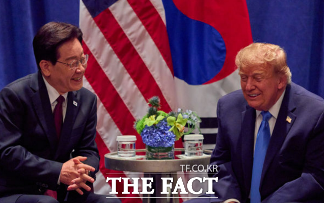 고위 당국자는 이날 도널드 트럼프 미국 대통령이 언급한 알래스카 액화천연가스(LNG) 사업이 한미 안보 협의에 영향을 미칠 가능성은 거의 없다고 봤다. 사진은 이재명 대통령이 지난달 22일(현지시간) 미국 뉴욕에서 유엔(UN)총회 참석을 계기로 도널드 트럼프 미국 대통령과 정상회담을 한 모습. /청와대