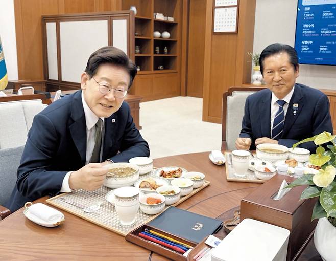 李대통령·정청래, 청와대 집무실서 식사 - 이재명 대통령이 1일 정청래 전 더불어민주당 대표를 청와대로 불러 함께 만찬을 하고 있다. /청와대