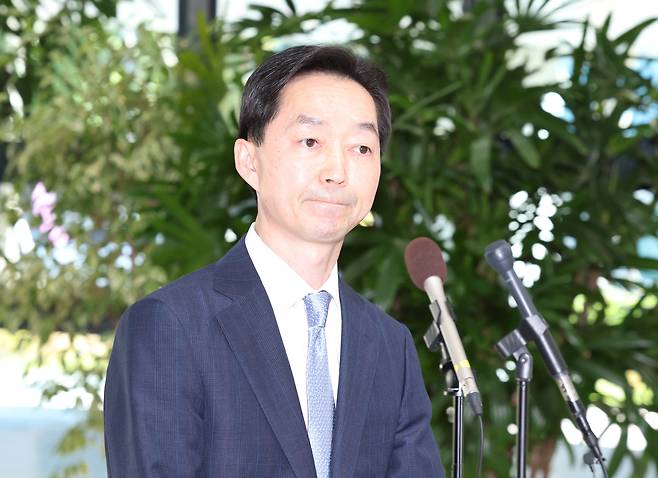 김지용 중대범죄수사청장 후보자가 2일 인사청문회 준비 사무실이 마련된 정부서울청사 창성동 별관에서 현안과 관련한 입장을 밝힌 뒤 취재진의 질문을 받고 있다. /연합뉴스