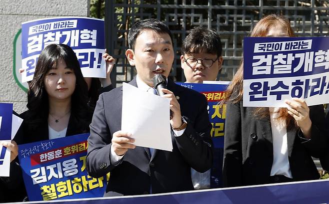 김용민 더불어민주당 의원을 비롯한 시민주도 형사소송법 개정 추진 모임과 9개 당원 단체가 2일 서울 서초구 서울 공소청앞에서 국민을 위한 형사사법체계 대전환! 공소청·중수청 출범 기자회견을 하고 있다. 2026.10.02 [서울=뉴시스]