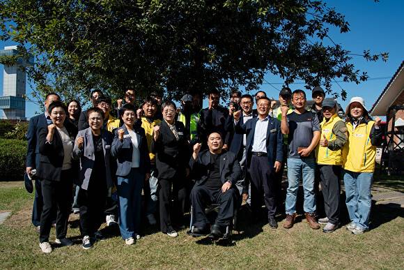 김제시의원들이 지평선축제의 숨은 주역인 사회단체 회원들을 찾아 격려하고 있다. [사진=김제시의회 ]