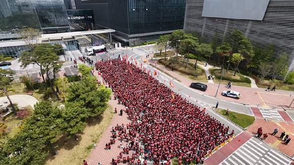 삼성바이오로직스 상생 노동조합이 지난 22일 인천 연수구 송도 거리에서 집회를 열고 있다. [사진=삼성바이오로직스 상생노조]
