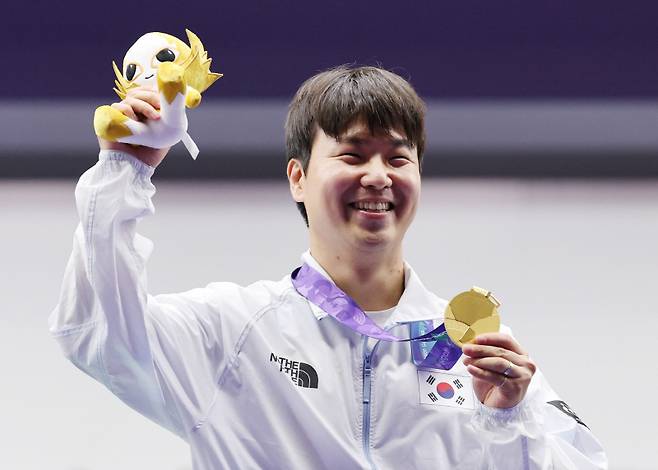 ▲ 한국 사격 국가대표팀 이건혁이 1일 일본 아이치 도요타 아이치 종합 사격장에서 열린 2026 아이치-나고야 아시안게임 사격 남자 25m 속사권총 개인전에서 금메달을 차지한 뒤 시상대에 올라 기뻐하고 있다.  연합뉴스
