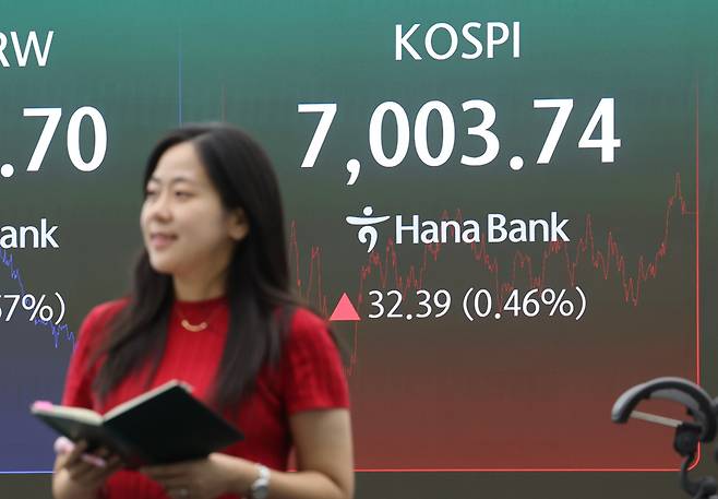 ▲ 코스피가 상승하며 5거래일 만에 7000선에서 마감한 2일 서울 중구 하나은행 딜링룸에서 직원이 업무를 보고 있다. 연합뉴스