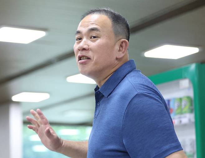 정치브로커 명태균씨가 지난 8월28일 서울 서초구 서울고등법원에서 열린 오세훈 서울시장의 정치자금법 위반 혐의 항소심 속행공판에 증인으로 출석하고 있다. 연합뉴스