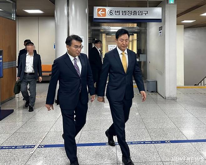 오세훈 서울시장이 2일 오후 서울 서초구 서울고등법원에서 열린 정치자금법 위반 혐의 항소심 결심공판을 마친 뒤 법원을 나서고 있다. 최희령 기자