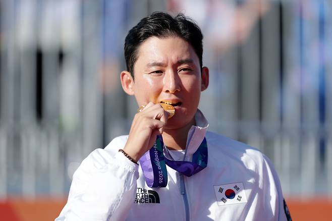 1일(현지 시간) 일본 아이치현 오카자키시 오카자키 중앙종합공원 내 다목적 광장에서 열린 2026 아이치·나고야 아시안게임 양궁 컴파운드 남자 개인 결승전에서 금메달을 획득한 한국 김종호가 포즈를 취하고 있다. 뉴시스