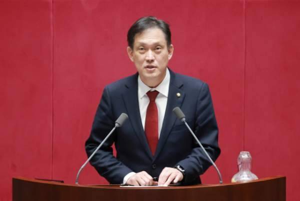 국민의힘 김태규 의원이 지난 1일 국회에서 열린 정기국회 제10차 본회의에서 5분 발언을 통해 더불어민주당이 제출한 본인에 대한 징계안에 관해 입장을 밝히고 있다. [연합뉴스]