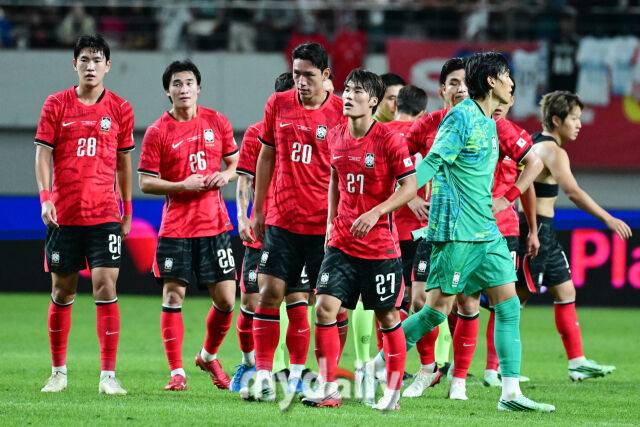 대한민국 축구 국가대표팀이 28일 오후 서울월드컵경기장에서 진행된 '하나은행 초청 친선경기' 우루과이와의 경기에서 1-4로 패배한 뒤 아쉬워 하고 있다./마이데일리 DB