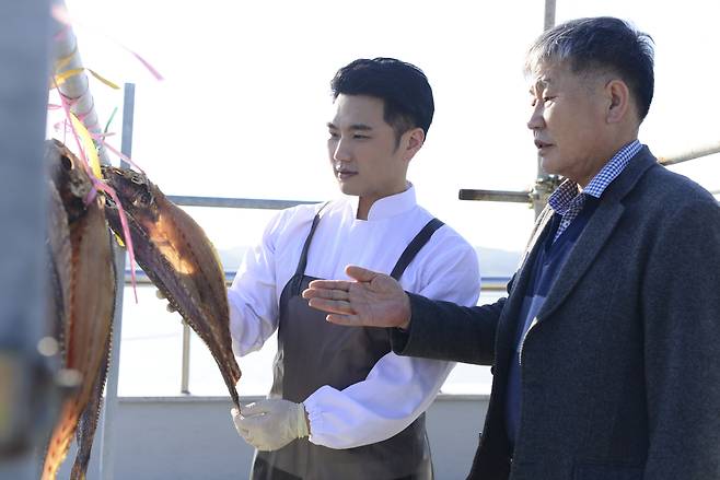 최용준(왼쪽) 대표가 아버지 최종재 영신수산 대표와 함께 건조 중인 수산물을 살펴보고 있다. [남도소반 제공]