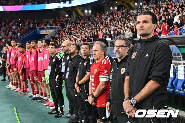 [OSEN=울산, 이석우 기자] 2일 울산문수축구경기장에서 대한민국과 베네수엘라의 친선경기가 열렸다.에콰도르전 3-0 완승과 우루과이전 1-4 대패로 극명한 경기력을 보인 ‘모레노호’가 베네수엘라전에서 전술적 유연성을 앞세워 빠르게 문제점을 보완했는지 시험대에 올랐다.베네수엘라 오스왈도 비스카론도 감독이 국민의례를 하고 있다. 2026.10.02 / foto0307@osen.co.kr