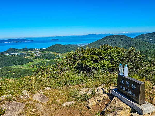 보적산 정상과 청산도 앞바다.