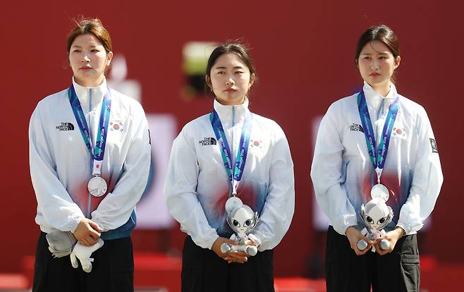 한국 양궁 여자 대표팀의 강채영(왼쪽부터), 이윤지, 오예진이 2일 일본 오카자키 중앙종합공원 다목적광장에서 열린 2026 아이치·나고야 아시안게임 양궁 리커브 여자 단체전 시상식에서 은메달을 목에 걸고 있다. 뉴스1