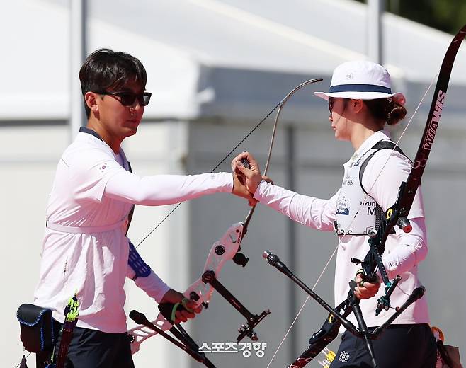 김제덕, 강채영이 2일 일본 아이치현 오카자키 중앙종합공원 다목적 광장에서 열린 2026 아이치·나고야 아시안게임 양궁 리커브 혼성 단체 동메달 결정전에서 손을 마주치며 격려하고 있다. 2026.10.2. 오카자키｜강윤중 선임기자