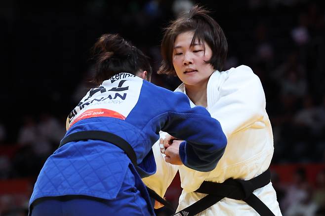 ▲ 한국 여자 유도 78㎏급 김민주(오른쪽)가 2026 아이치·나고야 아시안게임 결승에 진출했다. 최소 은메달을 확보하면서 한국 유도의 새로운 금빛 주인공 후보로 떠올랐다. ⓒ연합뉴스