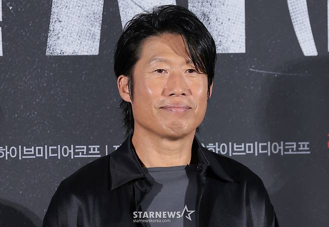 (서울=뉴스1) 권현진 기자 = 배우 유해진이 10일 오전?서울 용산구 CGV 용산아이파크몰에서 열린 영화 '암살자(들)' 제작보고회에 참석하고 있다.  '암살자(들)'은 1974년 8월 15일, 대한민국을 충격에 빠뜨린 영부인 저격 사건의 의혹과 배후를 추적하는 이야기를 그린 작품이다. 2026.8.10/뉴스1  Copyright (C) 뉴스1. All rights reserved. 무단 전재 및 재배포,  AI학습 이용 금지. /사진=(서울=뉴스1) 권현진 기자