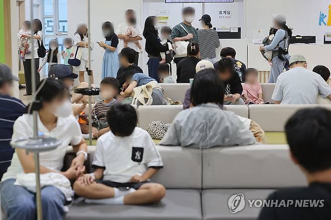 환자와 보호자로 붐비는 병원의 모습 [연합뉴스 자료사진]