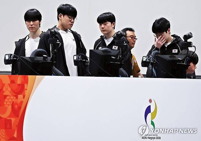 리그 오브 레전드 결승 시작 (도코나메[일본]연합뉴스) 한종찬 기자 = 2일 일본 아이치현 도코나메 아이치 스카이 엑스포에서 열린 2026 아이치 나고야 아시안게임 e스포츠 혼성 리그 오브 레전드 결선 토너먼트 대한민국 대 대만의 경기. 한국 선발 선수들이 입장하고 있다. 2026.10.2 saba@yna.co.kr