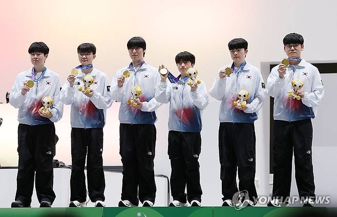 '금메달이다' (도코나메[일본]연합뉴스) 한종찬 기자 = 2일 일본 아이치현 도코나메 아이치 스카이 엑스포에서 열린 2026 아이치 나고야 아시안게임 e스포츠 혼성 리그 오브 레전드 결선 시상식. 이상혁을 비롯한 선수들이 금메달을 들고 포즈를 취하고 있다. 2026.10.2 saba@yna.co.kr
