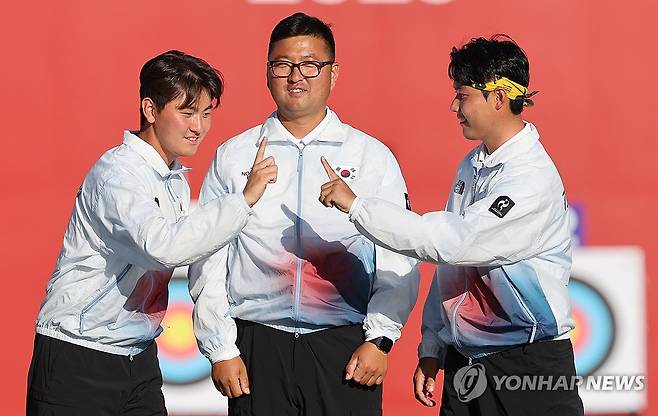 우리가 챔피언 (오카자키[일본]=연합뉴스) 임화영 기자 = 2일 일본 아이치현 오카자키 중앙종합공원 다목적광장에서 열린 2026 아이치·나고야 아시안게임 양궁 리커브 남자 단체전에서 금메달을 차지한 한국 김제덕(왼쪽부터), 김우진, 이우석이 시상대에 올라 세레머니를 하고 있다. 2026.10.2 hwayoung7@yna.co.kr
