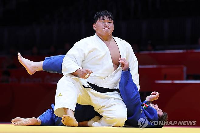 유도 김민종, 한판승으로 동메달 (나고야=연합뉴스) 서대연 기자 = 2일 일본 나고야 아이치 인터내셔널 아레나에서 열린 2026 아이치·나고야 아시안게임 유도 남자 +100kg급 동메달 결정전. 대한민국 김민종이 아랍에미리트(UAE) 마고메도마르 마고메도마로프를 상대로 한판승을 따내고 있다. 2026.10.2 dwise@yna.co.kr