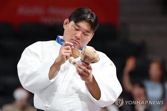 동메달 차지한 김민종 (나고야=연합뉴스) 서대연 기자 = 2일 일본 나고야 아이치 인터내셔널 아레나에서 열린 2026 아이치·나고야 아시안게임 유도 남자 +100kg급에서 동메달을 차지한 대한민국 김민종이 시상대에 올라 메달을 바라보고 있다. 2026.10.2 dwise@yna.co.kr