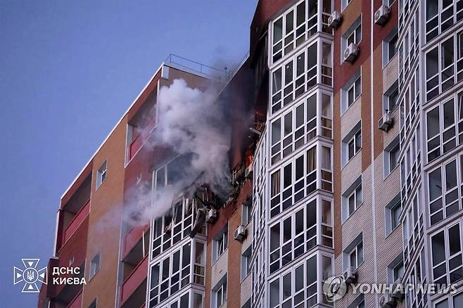 러시아 공격에 파손된 키이우 아파트 [AFP=연합뉴스. 재배포 및 DB 금지]
