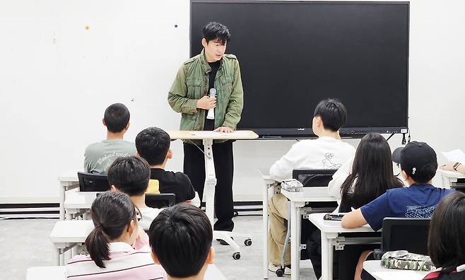 광운대 SOOM 우주 예술연구소장을 맡고 있는 배우 유준상이 지난 1일 오전, 울릉 저동초등학교 학생들에게 특강을 하고 있다. /황진영 기자
