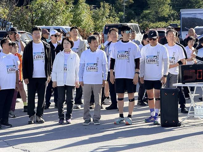 3일 오전 울릉군 북면 나리분지 일원에서 열린 ‘이일선 마라톤대회’에 깜짝 동참한 배우 유준상(오른쪽)이 남한권 울릉군수(가운데), 이유림 이일선 기념사업회 회장(왼쪽)과 함께 대회 출발 전, 몸을 풀고 있다. /황진영 기자