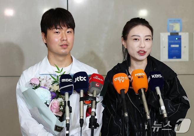 2026 아이치·나고야 아시안게임 사격 남자 속사권총에서 2관왕을 차지한 이건혁이 2일 인천국제공항 제2여객터미널을 통해 귀국하며 파리올림픽 스타인 아내 김예지와 언론 인터뷰를 하고 있다. 2026.10.2 ⓒ 뉴스1 오대일 기자