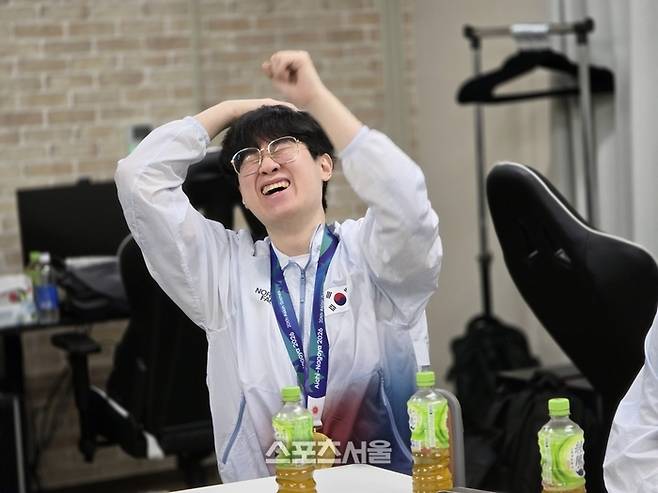 LoL 대표팀 ‘제우스’ 최우제가 2일 2026 아이치·나고야 아시안게임 금메달 획득 후 취재진과 만나 인터뷰를 진행하고 있다. 사진 | 공동취재단
