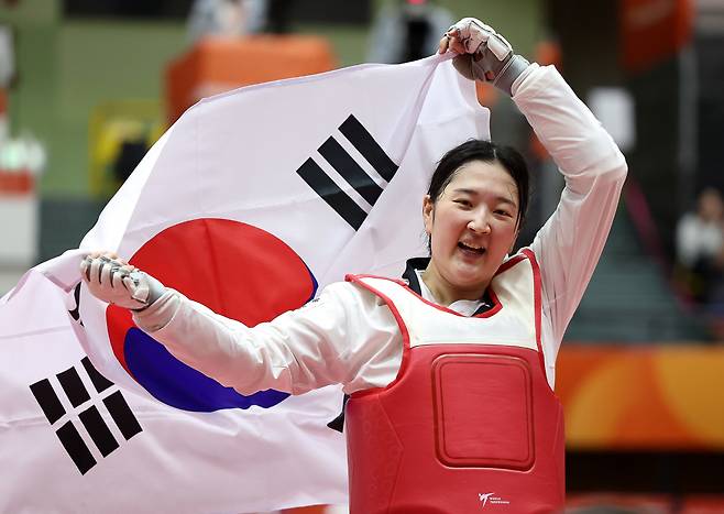 송다빈, 금메달

    (도요하시[일본]=연합뉴스) 김동민 기자 = 3일 일본 아이치현 도요하시 종합체육관에서 열린 2026 아이치·나고야 아시안게임 태권도 겨루기 여자 67㎏급 한국 송다빈과 중국 무원저 결승 경기. 금메달을 획득한 한국 송다빈이 기뻐하고 있다. 2026.10.3

    image@yna.co.kr<저작권자(c) 연합뉴스, 무단 전재-재배포, AI 학습 및 활용 금지>