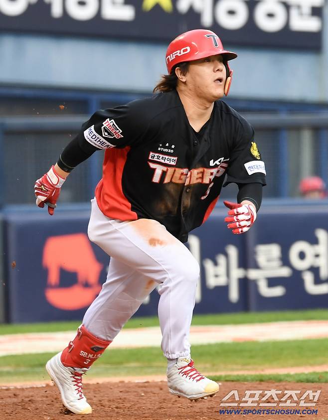 3일 잠실구장에서 열린 LG와 KIA의 경기. 9회초 1사 1,3루 KIA 김선빈이 기습 번트를 대고 있다. 잠실=박재만 기자 pjm@sportschosun.com/2026.10.03/