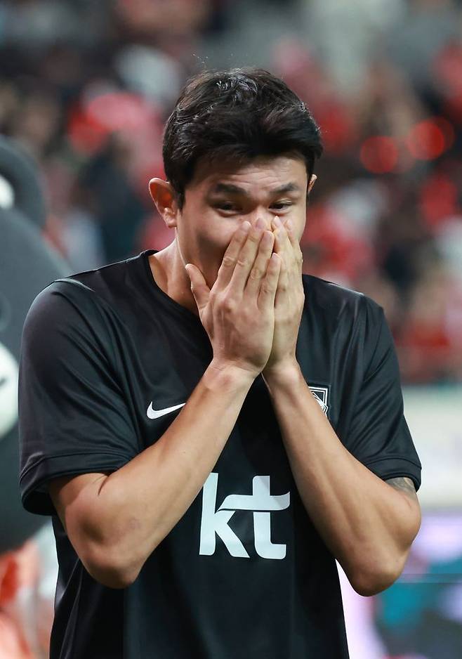 남자축구 국가대표 평가전 대한민국-우루과이 경기가 28일 오후 서울월드컵경기장에서 열렸다. 대한민국 축구 대표팀 김민재가 경기가 끝난 뒤 얼굴을 감싸고 있다. ⓒ데일리안 방규현 기자