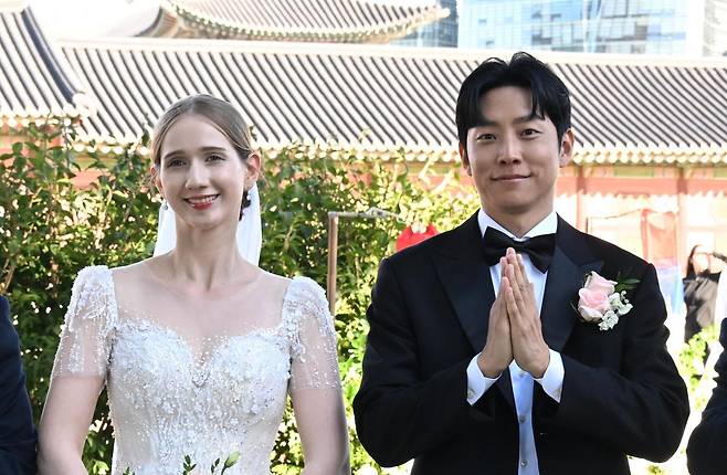 2일 서울 종로구 국립고궁박물관 은행나무 쉼터에서 결혼식을 올린 에스토니아 출신 유튜버 마이 씨 부부. 국가유산청 제공
