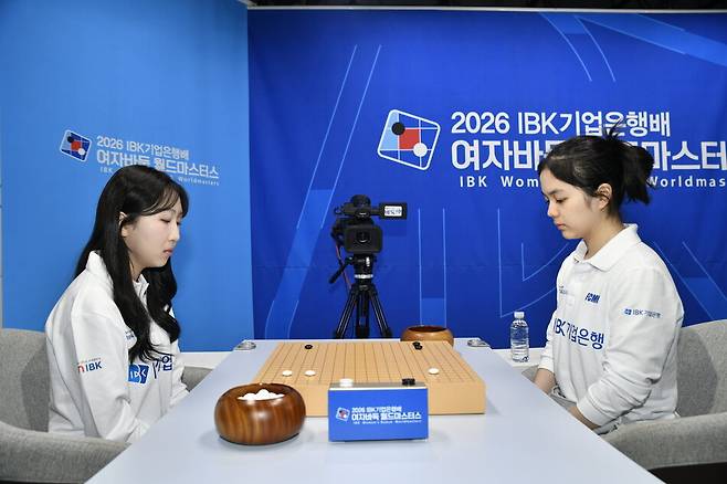 스미레 6단(오른쪽)이 IBK기업은행배 8강에 선착했다. 한국기원 제공