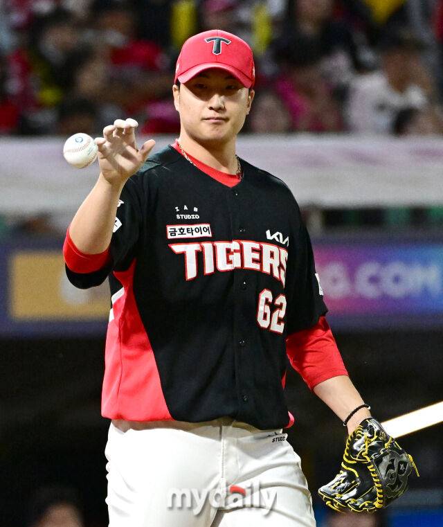 2026년 9월 15일 오후 인천 SSG랜더스필드에서 열린 '2026 신한 SOL KBO리그' KIA 타이거즈와 SSG 랜더스의 경기. KIA 정해영이 5회말 무사 만루서 구원등판해 SSG 에레디아에게 2타점 동점 적시타를 맞고 아쉬워하고 있다./마이데일리