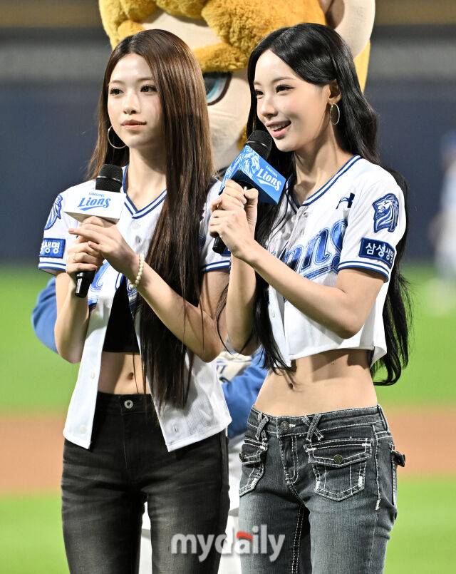 1일 오후 대구광역시 대구삼성라이온즈파크에서 진행된 '2026 프로야구 KBO리그' 삼성라이온즈와 한화이글스의 경기. 그룹 리센느 제나와 원이가 시구와 시타를 하고 있다./송일섭 기자(andlyu@mydaily.co.kr)