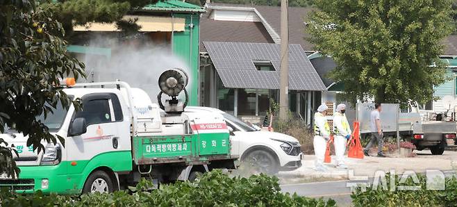 [인천=뉴시스] 전진환 기자 = 구제역 중앙사고수습본부는 3일 경북 예천군 소재 소 농장에 대한 예찰 검사에서 구제역이 확인돼 방역관리를 강화한다고 밝혔다. 사진은 지난달 17일 구제역이 확진된 인천 강화군의 한 축산농가 입구에서 가축위생방역지원본부 관계자들이 외부인의 출입을 통제하고 있는 모습. 2026.09.17. amin2@newsis.com