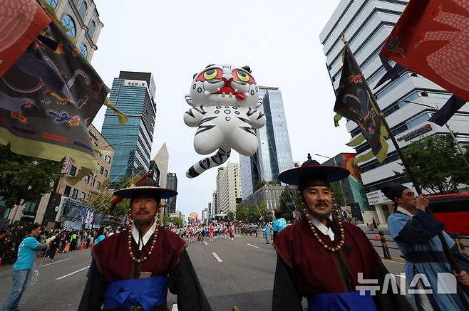 [서울=뉴시스] 조성우 기자 = 3일 서울 강남구 도산대로 일대에서 열린 2026 강남페스티벌에서 22개 동 주민들이 참여한 거리 퍼레이드가 진행되고 있다. 2026.10.03. xconfind@newsis.com