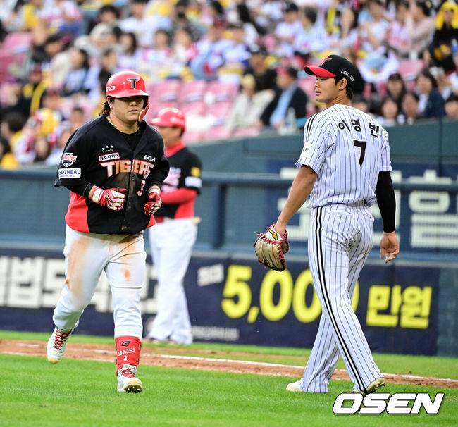 [OSEN=잠실, 지형준 기자] 3일 서울 잠실야구장에서 2026 신한 SOL KBO리그 LG 트윈스와 KIA 타이거즈의 경기가 열렸다.LG는 카라스코, KIA는 네일이 선발로 나섰다.9회초 1사 1,3루에서 KIA 김선빈이 스퀴즈 번트를 성공시키며 더그아웃으로 향하고 있다. 2026.10.03 / jpnews@osen.co.kr