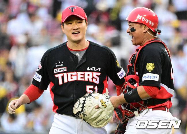 [OSEN=잠실, 지형준 기자] 프로야구 KIA 타이거즈가 LG 트윈스를 꺾고 승차를 1경기 차이로 줄였다. 3위 싸움이 더욱 볼만해졌다. &nbsp;KIA는 3일 서울 잠실구장에서 2026 KBO리그&nbsp;LG와 경기에서 5-4로 승리했다. 9회 김선빈이&nbsp;기습적인 스퀴즈 번트를 시도해&nbsp;결승점을 뽑았다. KIA는 3연패를 끊는데 성공했다.&nbsp;반면 LG는 충격적인 6연패 수렁에 빠졌다.&nbsp;경기를 마치고 KIA 전상현, 김태군이 승리를 기뻐하고 있다. 2026.10.03 / jpnews@osen.co.kr